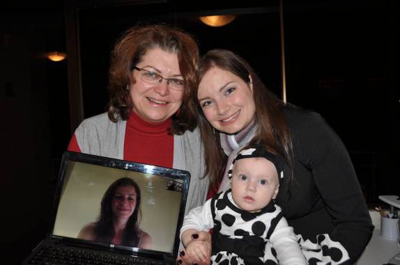 Luiza com a mamãe, a vovó e a titia, direto de Londres, em Curitiba - PR